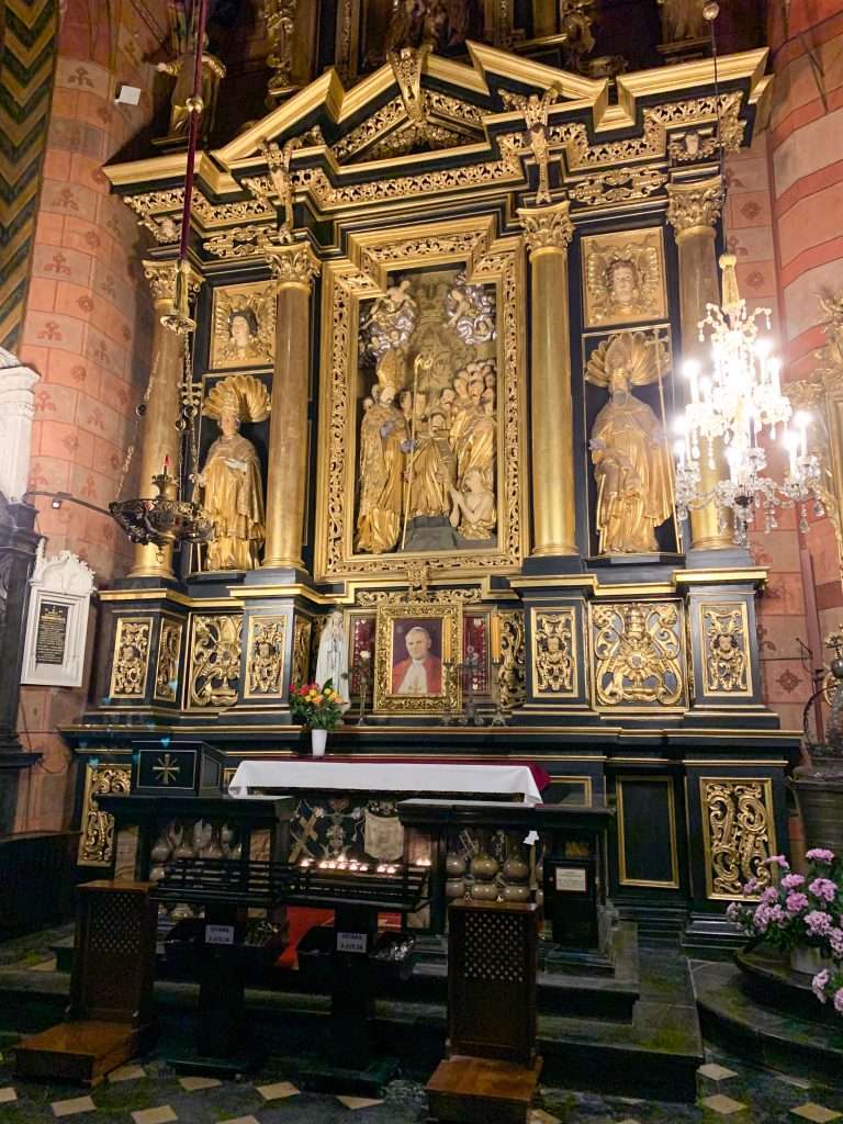 Image shows an internal view of St Mary's Basilica, one of the best things to see in Krakow